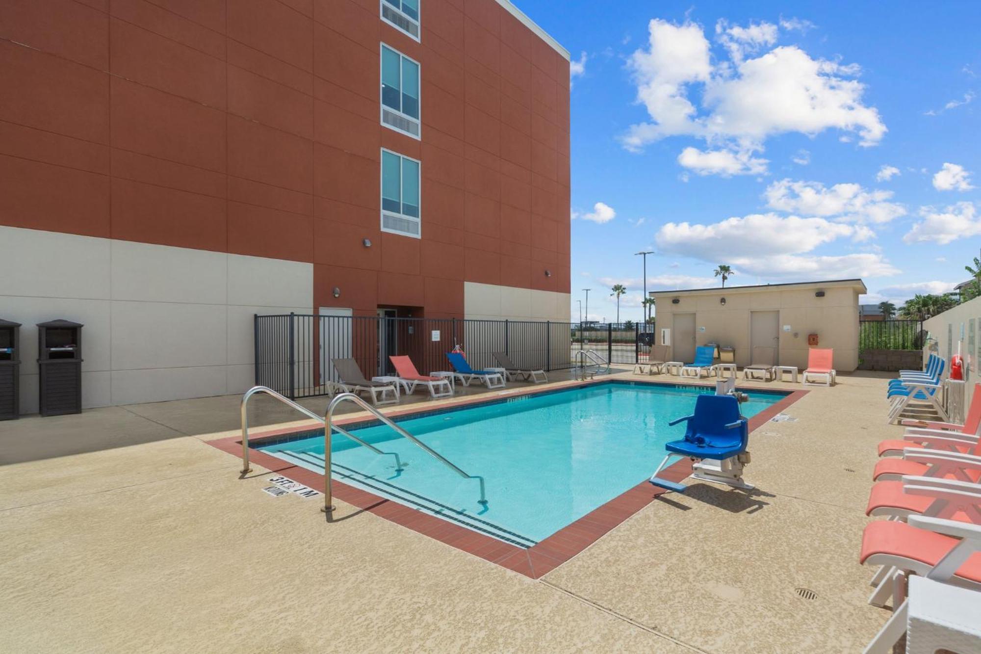 Holiday Inn Express & Suites - Houston Nasa - Boardwalk Area By Ihg Сийбрук Екстериор снимка